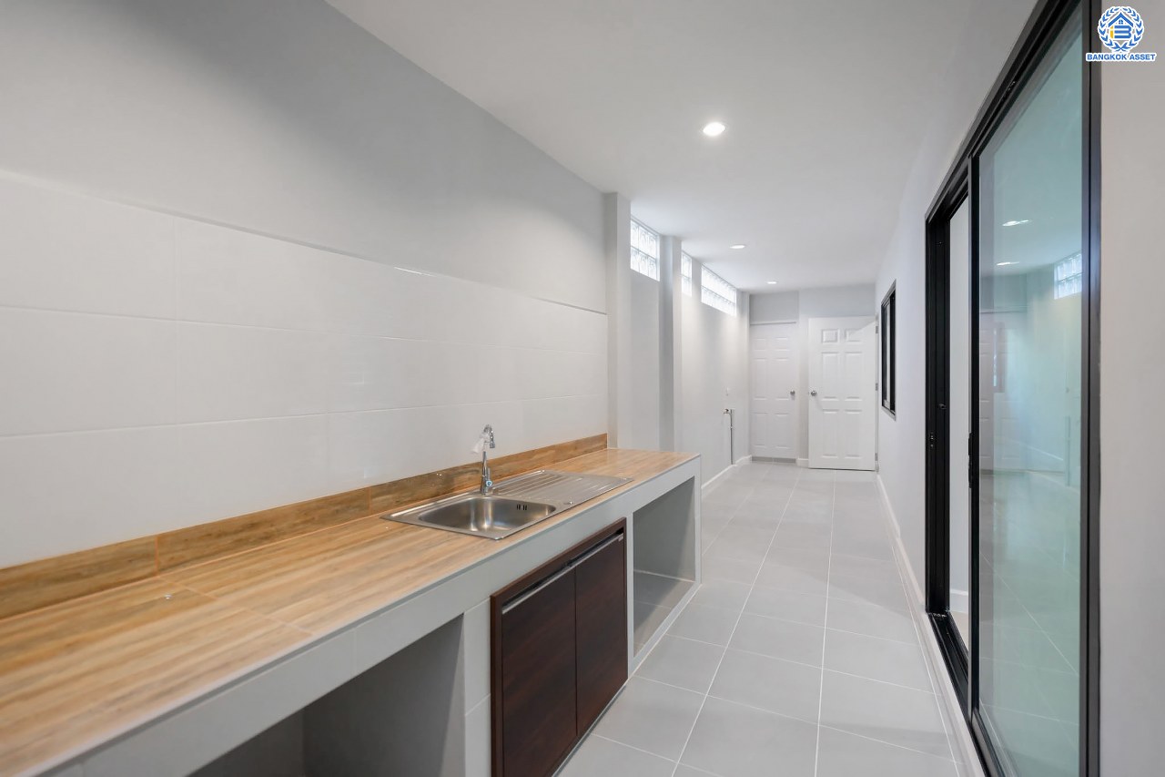 บ้านมือสองตกแต่งใหม่ โครงการ พลับพลาวิลล่า บรมราชชนนี หลังใหญ่พิเศษพร้อมอยู่ เนื้อที่ 57 ตร.ว. ดีไซน์สวย ฟังก์ชัน 4 ห้องนอน 3 ห้องน้ำ 2 ที่จอดรถ บนทำเลเดินทางสะดวก เชื่อมต่อหลายเส้นทาง ใกล้เซ็นทรัลปิ่นเกล้า จุดขึ้นทางด่วน "ศรีรัช" และเพียง 10 นาทีถึงMRT "สถานีไฟฉาย"